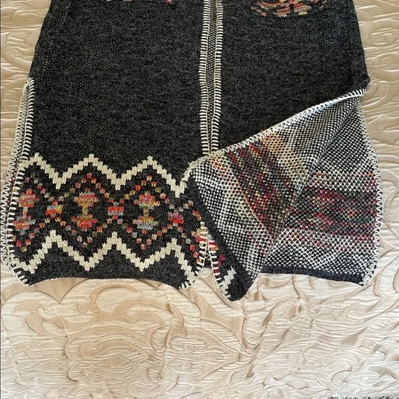 Gray Knit Long Vest with Patterned Trim - Picture 7 of 9